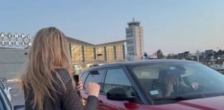 Ovo je zgodni partner Rade Manojlović: Došao po nju u skupocjenoj mašini, pjevačica puca od sreće, svi ga znate i on ima ženu i djecu?