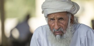 “Kad ti sin odraste, ponašaj se prema njemu ovako i biće uz tebe u starosti”: 4 mudra arapska saveta koja će vezati decu za vas