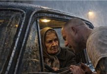 Stara žena u jakom pljusku je na ulici pokupila bivšeg zatvorenika sa ogromnom torbom, ni ne sluteći šta će joj se desiti za samo pola sata 😱😲