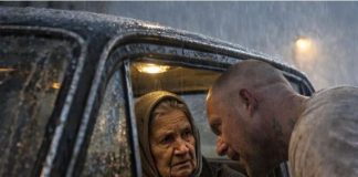 Stara žena u jakom pljusku je na ulici pokupila bivšeg zatvorenika sa ogromnom torbom, ni ne sluteći šta će joj se desiti za samo pola sata 😱😲