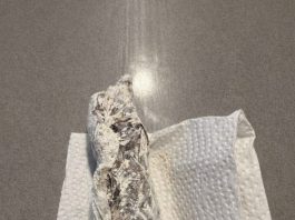 Pronašla sam nešto čudno u pakovanju brašna: odlučila sam otvoriti celofan da vidim šta je unutra… i kada sam shvatila šta je, bila sam potpuno šokirana.