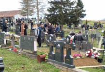Pokojnika u Rogoznici spustili na zemlju, kada su svi očekivali popov glas, začulo se nešto jezivo: Svi su gutali suze i knedle u grlu