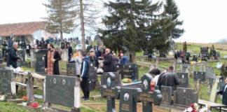 Pokojnika u Rogoznici spustili na zemlju, kada su svi očekivali popov glas, začulo se nešto jezivo: Svi su gutali suze i knedle u grlu