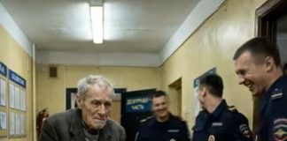 U policijskoj stanici smijali su se 80-godišnjem starcu i nisu ni prihvatili njegovu prijavu, ali policajci nisu imali pojma ko je zapravo ovaj starac i šta će se dogoditi kada u stanicu uđe šef… 😡😡😨😨