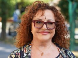 Da li se ovako oblači žena u šezdesetim? Ana Bekuta novim stajlingom izazvala haos na Instagramu, da li biste vi nosili ovo na glavi? (FOTO)