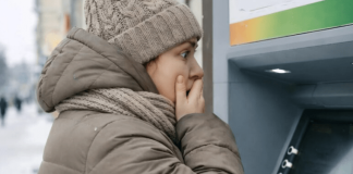 Na dan razvoda, bivši muž je iz sažaljenja dao svojoj ženi bankovnu karticu. Žena ju je uzela, ali gotovo dvije godine nije ni pokušala provjeriti stanje.