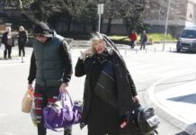 Pala na najniže grane, a do nedavno punila dvorane! Pjevačica (71) skuplja sve što nađe pored kontejnera