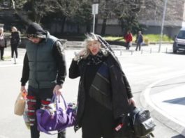 Pala na najniže grane, a do nedavno punila dvorane! Pjevačica (71) skuplja sve što nađe pored kontejnera