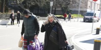 Pala na najniže grane, a do nedavno punila dvorane! Pjevačica (71) skuplja sve što nađe pored kontejnera