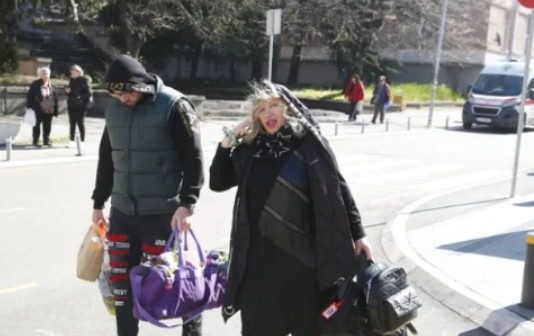 Pala na najniže grane, a do nedavno punila dvorane! Pjevačica (71) skuplja sve što nađe pored kontejnera