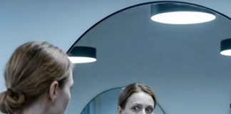 Dok mi je sekla kosu, frizerka se odjednom ukočila.