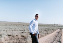 Danijel je otiĆĄao u pustinju da radi na buĆĄotini kada je jednog jutra nestao: Mesec dana kasnije pronaÄen je njegov dĆŸip koji otkriva jezivu priÄu