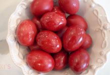 Samo Grci znaju da ofarbaju jaja u vatrenocrveno: Ovo je njihova caka za lako ljuštenje kore, ali i za jarku boju koja traje