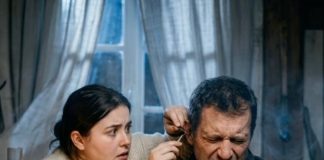 Žena se udala za gluhog muškarca koji je bio dvadeset godina stariji od nje, ali jednoga dana, dok mu je čistila uho, otkrila je nešto što ju je šokiralo.