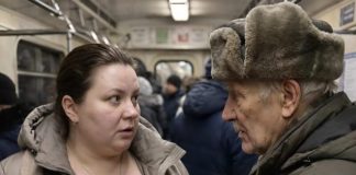 Svako jutro ženi je bilo mučno, a ljekari nisu mogli pronaći uzrok, sve dok jednog dana u autobusu stariji zlatar nije primijetio njenu ogrlicu i tiho rekao: „Ako vam je život drag, odmah skinite ovaj privjesak i nikada ga više ne nosite.“