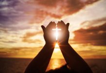 Najvažniji običaji na Veliki petak: Veruje se da svaka žena danas ovo mora baciti iz kuće, jer će samo tako oterati zlo iz nje