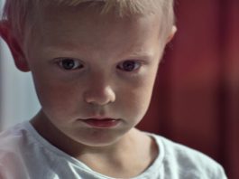 RANI ZNAKOVI AUTIZMA KOJE RODITELJI NE PREPOZNAJU NA VRIJEME: Sve počinje s ovim svakodnevnim rutinama