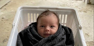 Na svom trijemu pronašla sam bebu zamotanu u traper jaknu moje nestale kćeri — a poruka koju sam izvukla iz džepa toliko me sledila da su mi se ruke počele tresti.
