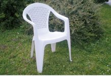 NAJLAKŠI NAČIN PRANJA BIJELIH PLASTIČNIH STOLICA: Potrebno je SAMO da pomiješate JEDAN SASTOJAK sa vodom i FLEKE NESTAJU ZAČAS