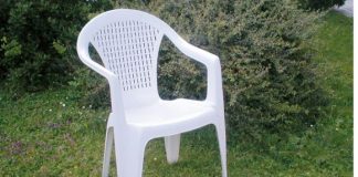 NAJLAKŠI NAČIN PRANJA BIJELIH PLASTIČNIH STOLICA: Potrebno je SAMO da pomiješate JEDAN SASTOJAK sa vodom i FLEKE NESTAJU ZAČAS