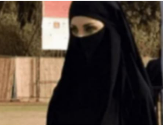 Na glavi burka, a dole haos, bruka i sramota: Ova djevojka je postala viralni hit, dobro pogledajte donji dio slike, auu