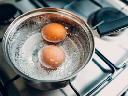 Jaja stavljate u hladnu ili ključalu vodu? STARINSKI SAVJET KAKO DA PRAVILNO SKUHATE JAJA – nikad ih lakše nećete oguliti (SAVJET)