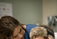 8-godišnji dječak nosio je zimsku kapu po vrućini i skoro 40 dana odbijao da ga skine čak i tokom nastave: kada je školska sestra konačno skinula šešir, bila je užasnuta onim što je vidjela 😱😱