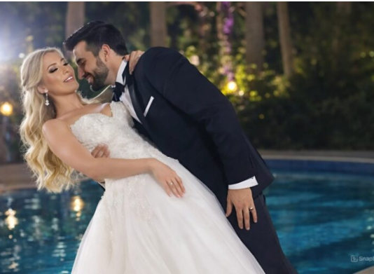 “Tokom svadbe, mladoženja je namjerno bacio nevjestu u fontanu, tvrdeći da je to bila samo šala. Gosti su se smijali i snimali događaj telefonom, dok je nevjesta plakala, a u tom trenutku dogodilo se nešto što je sve ostavilo u šoku 😱😱