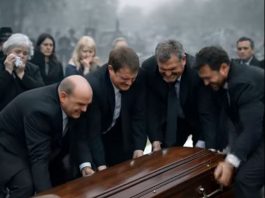 Tokom sahrane mlade žene, četiri muškarca nisu mogla da podignu kovčeg, a onda je majka djevojčice zatražila da se otvori 😱😱