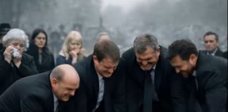 Tokom sahrane mlade žene, četiri muškarca nisu mogla da podignu kovčeg, a onda je majka djevojčice zatražila da se otvori 😱😱