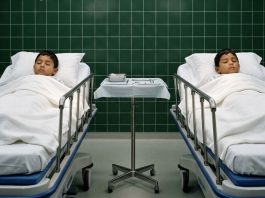 Tijekom obdukcije blizanaca, liječnik čuje dječji smijeh i primjećuje jedan šokantan detalj na tijelima…