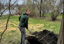 Zatekla sam ga kako kopa rupu iza kuće — razlog me rasplakao