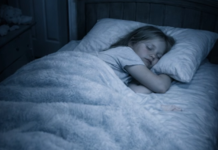 U proteklih nekoliko sedmica, moja kćerka se stalno žalila da loše spava i da joj je krevet postao previše skučen. Prvo sam mislila da je to samo dječja mašta i nisam obraćala mnogo pažnje na njene riječi 🫣 Ali jednog dana sam odlučio da instaliram kameru u njenu sobu… i ubrzo sam shvatio sa užasom zašto je moja kćerka počela da se oseća tako skučeno noću. 😨😱 😨😱