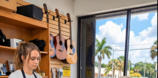 Veteran invalida odlučio je prodati svoju zlatnu medalju, koju je nosio cijeli život zbog svoje hrabrosti tokom specijalne operacije zbog koje nije mogao hodati; ali je akcija prodavca šokirala cijelu radnju 😳😭