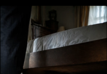 Na našu prvu bračnu noć, odlučila sam da se našalim sa mužem i sakrila se ispod kreveta da ga iznenadim. Ali kada su se vrata otvorila, nije moj muž ušao u sobu – to je bio stranac 😱