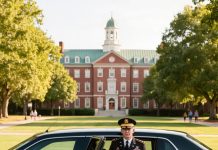 „Gospođo, niste na popisu“, rekao mi je zaštitar, dok se moj brat smijao, a moji roditelji su ušli na njegovu mornaričku ceremoniju bez mene, ali…😱