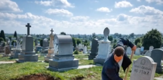 Unuk je iskopao grob svog dede i otkrio ispod njega skrivena vrata: kada je otvorio vrata, njegov vrisak se razlegao po celom groblju 😯😱