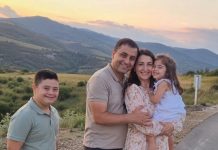 Moj sin imao je Downov sindrom, a ja sam mislila da ne razumije kako se ponašamo prema njemu… sve dok nisam pronašla pismo ispod njegova jastuka, a prvi redak glasio je: Mama, ja znam… 💔