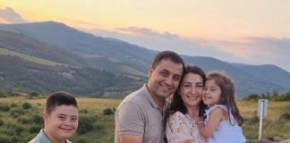 Moj sin imao je Downov sindrom, a ja sam mislila da ne razumije kako se ponašamo prema njemu… sve dok nisam pronašla pismo ispod njegova jastuka, a prvi redak glasio je: Mama, ja znam… 💔