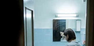 Moja 7-godišnja kći postajala je tiha svake večeri nakon što ju je moja žena odvela u kupaonicu… A onda sam jedne noći pogledao kroz malo otvorena vrata, i ono što sam vidio sledilo me na mjestu