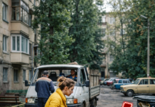 Jedne večeri žena je izašla izbaciti smeće i pronašla na deponiju gotovo novi kauč te odlučila odnijeti ga kući. Kod kuće su ona i muž počeli popravljati kauč, kad je odjednom muž viknuo: „Pogledaj, što je ovo…“