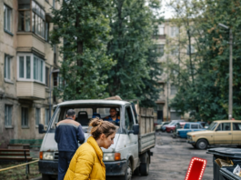 Jedne večeri žena je izašla izbaciti smeće i pronašla na deponiju gotovo novi kauč te odlučila odnijeti ga kući. Kod kuće su ona i muž počeli popravljati kauč, kad je odjednom muž viknuo: „Pogledaj, što je ovo…“