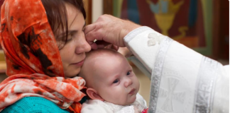 Šta se radi sa pramenom kose posle krštenja deteta: Veruje se da je simbol duhovnog početka, a evo gde se drži