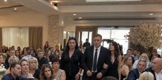 Moji roditelji pojavili su se na mom vjenčanju odjeveni kao za sprovod, samo da me ponize… ali nisu imali pojma da je moj muž pred 180 uzvanika već pripremio njihov pad.