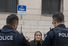 Policija je osetila sažaljenje prema jadnoj starici koja je nelegalno prodavala robu na ulici — ali kada se jedan od policajaca sagnuo da bolje pogleda povrće, žena je odmah uhapšena 😱😨