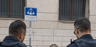 Policija je osetila sažaljenje prema jadnoj starici koja je nelegalno prodavala robu na ulici — ali kada se jedan od policajaca sagnuo da bolje pogleda povrće, žena je odmah uhapšena 😱😨