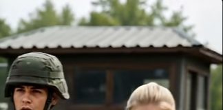Mlada žena u civilnoj odjeći ponižena je ispred kontrolnog punkta vojne baze i prisiljena da stoji u lisicama dok su joj se vojnici rugali… sve dok blijedi pukovnik iznenada nije istrčao iz zgrade 😱