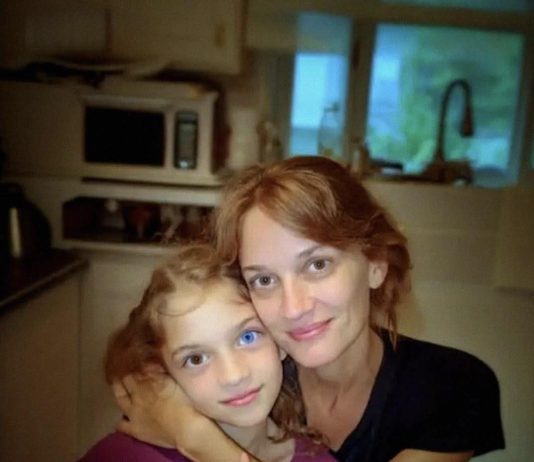 Usvojila sam djevojčicu s očima mog pokojnog muža — a godinu dana kasnije pronašla sam fotografiju u njenom rancu koja mi je sledila krv u žilama.
