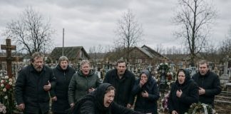 Dok se opraštala od sina, žena je iznenada čula poznati glas iz zatvorenog kovčega i uspaničeno prijurila k njemu. Ali kad su ga otvorili, prisutni se smrzli od užasa……… 😲😲😲