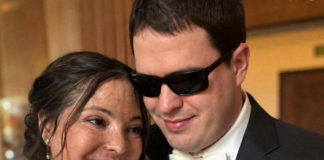 „UDALA SAM SE ZA SLEPOG ČOVEKA KAKO NIKADA NE BI VIDEO MOJE OŽILJKE — ALI NA NAŠU PRVU BRAČNU NOĆ, REKAO JE: ‘MORAŠ DA ZNAŠ ISTINU KOJU KRIJEM VEĆ 20 GODINA.’